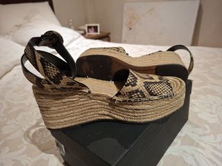 Sandalias cuña piel serpiente