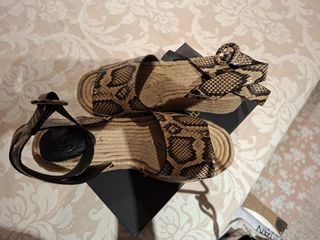 Sandalias cuña piel serpiente