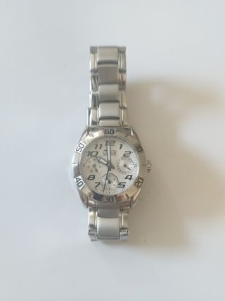 Reloj Lotus plateado y blanco