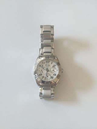 Reloj Lotus plateado y blanco