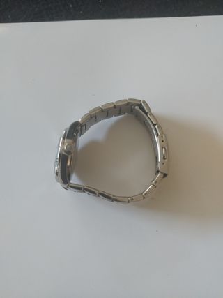 Reloj Lotus plateado y blanco