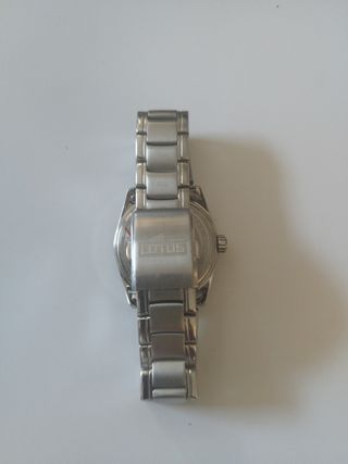 Reloj Lotus plateado y blanco