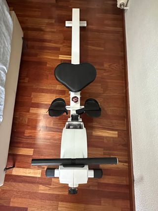 Máquina de remo blanca