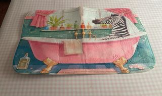 Nuovo tappetino da bagno vellutato a forma di zebra.