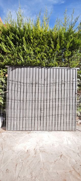Puerta seccional gris garaje o almacén