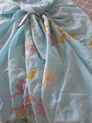 Pareo pañuelo azul con bordado a mano