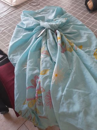 Pareo pañuelo azul con bordado a mano
