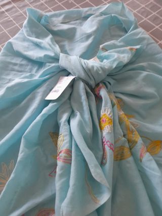 Pareo pañuelo azul con bordado a mano