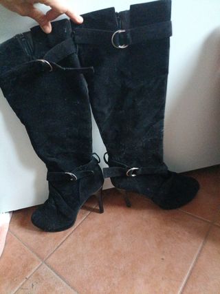 Stivali neri in velluto con tacco
