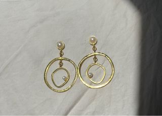 Pendientes dorados con perlas