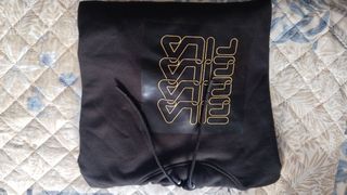 Sudadera Negra con Diseño Dorado