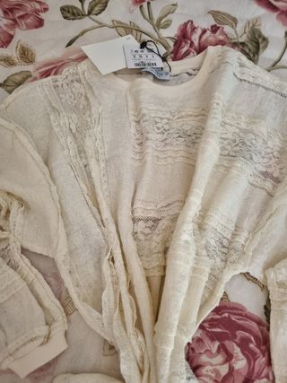 Conjunto sudadera encajes y falda de volantes