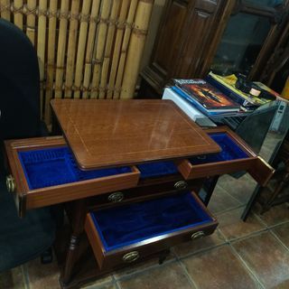 Mueble cubertería madera con detalles dorados