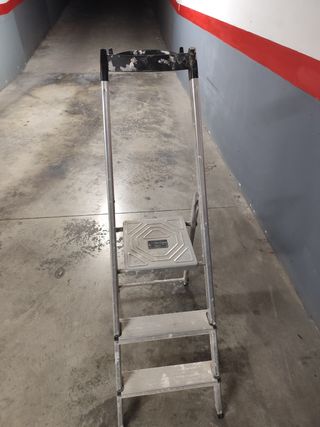 Escalera plegable de aluminio