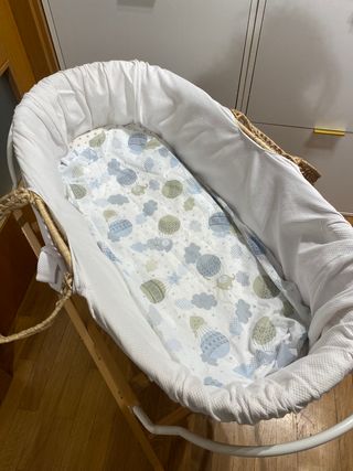 Moisés de mimbre con soporte de madera