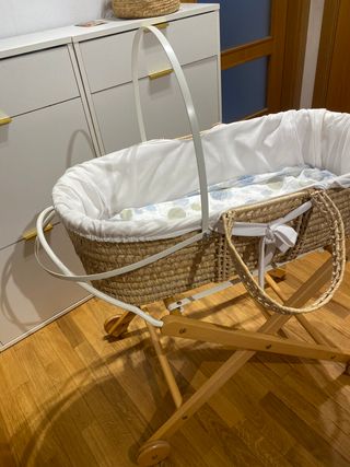 Moisés de mimbre con soporte de madera