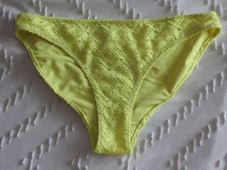 Bikini amarillo con volantes