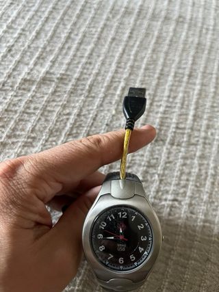 Orologio con unità di archiviazione flash da 128 MB (vintage)