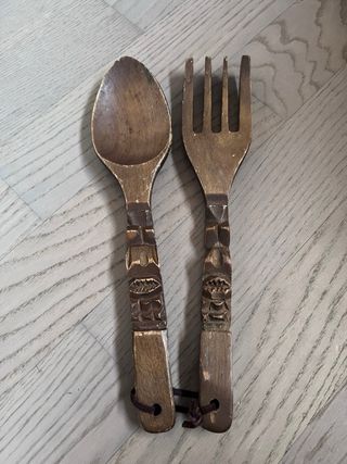 Posate da arredo in legno intagliato