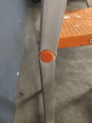 Escalera plegable naranja y plateada 