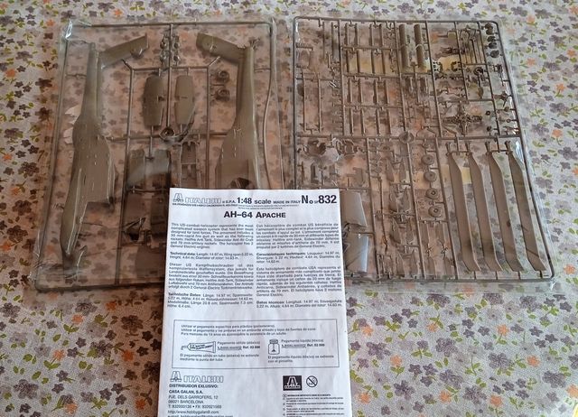 Modello di elicottero AH-64 Apache 1:48 Italeri