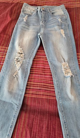 Pantalón vaquero desgastado azul.