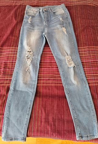 Pantalón vaquero desgastado azul.