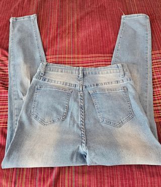 Pantalón vaquero desgastado azul.