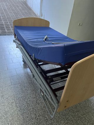 Cama ortopédica articulada con motor y barandillas