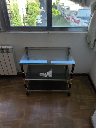 URGE! Mesa auxiliar cristal y metal con ruedas