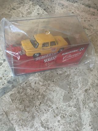 Scalextric Renault 8 TS Amarillo con luces