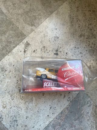 Scalextric Renault 8 TS Amarillo con luces