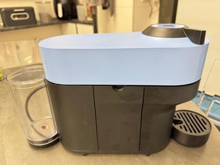 Cafetera Nespresso Vertuo Pop Azul con cápsulas