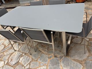 Mesa de comedor gris y plateada