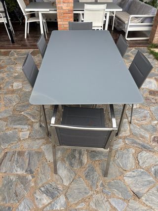 Mesa de comedor gris y plateada