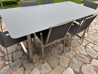 Mesa de comedor gris y plateada