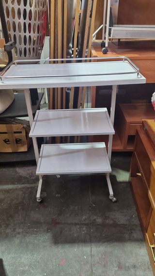 Mesa auxiliar metálica con ruedas