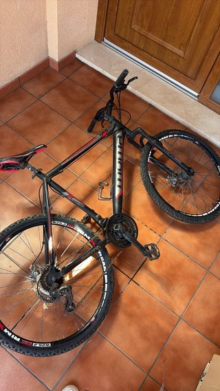 Bicicleta GT Negra y Roja