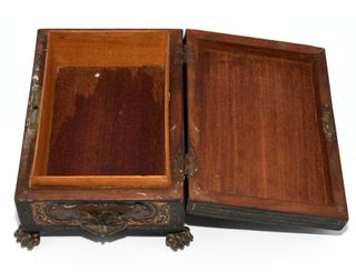 Caja antigua decorada con retrato