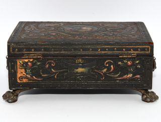 Caja antigua decorada con retrato