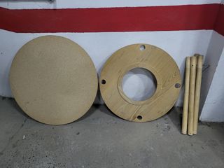 Mesa camilla redonda y tarima de madera