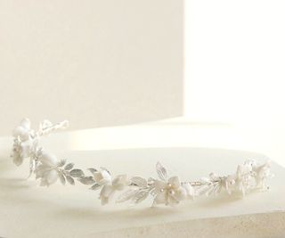 Tocado Novia Flores y Perlas Plata