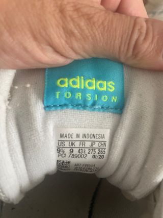 Zapatillas  Beige y Turquesa
ADIDAS 