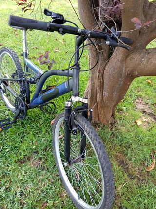 Bicicleta de montaña azul