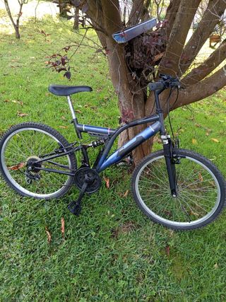 Bicicleta de montaña azul