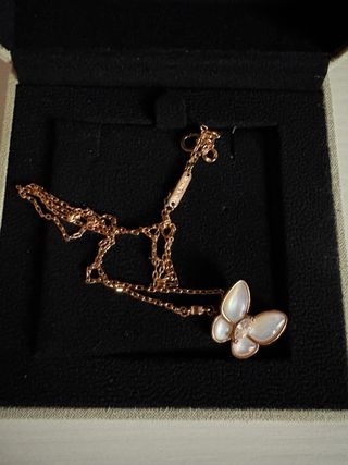 Collana farfalla madreperla dorata in acciaio