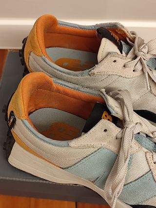 New Balance 327 unisex beige/orange.


