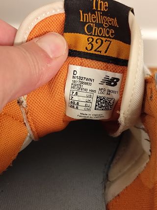 New Balance 327 unisex beige/orange.

