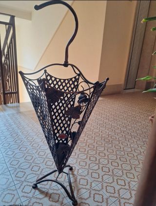 Portaombrelli in ferro battuto decorato