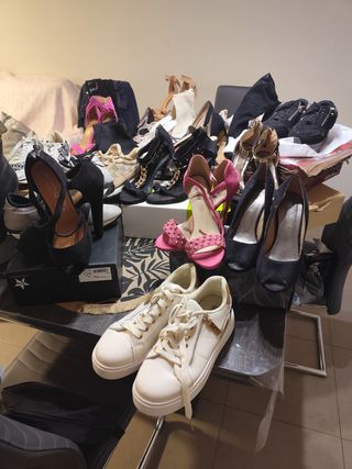 LOTE DE 25 ZAPATOS Y ZAPATILLAS